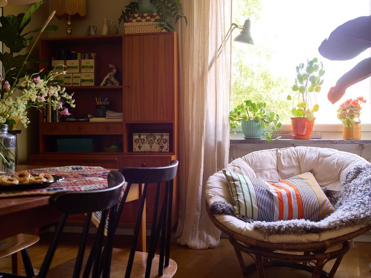 A Charming and Cozy Midcentury Family Apartment in Sweden 18 dining room with round lounge chair