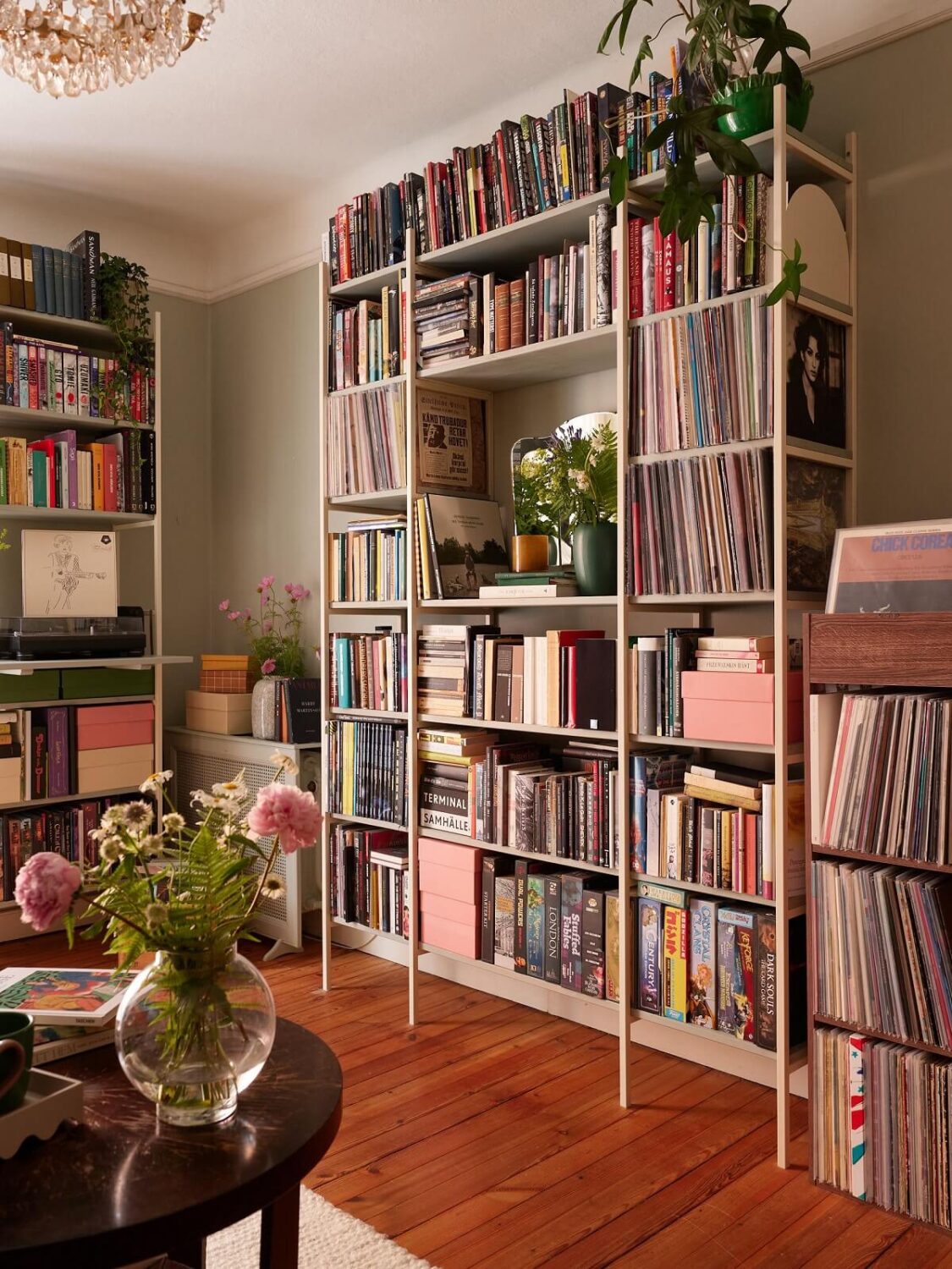 A Cozy 1920s Apartment with Original Details and Wallpaper 4 floor to ceiling storage system nordroom