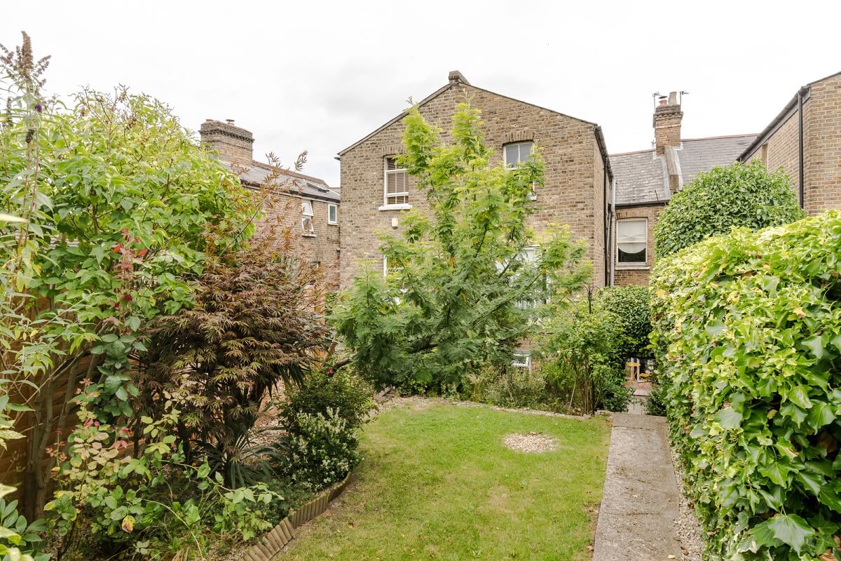 A London Apartment with a Deep Olive Green Kitchen 16 green garden ground floor apartment