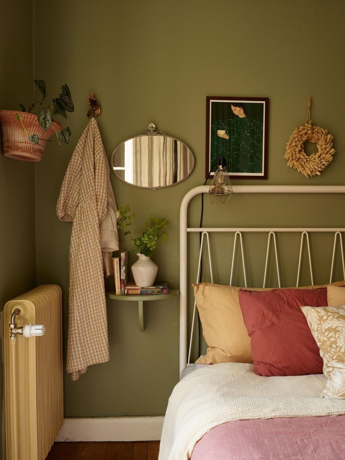 Best of 2024: Bedrooms 14 green vintage bedroom detail nodrroom