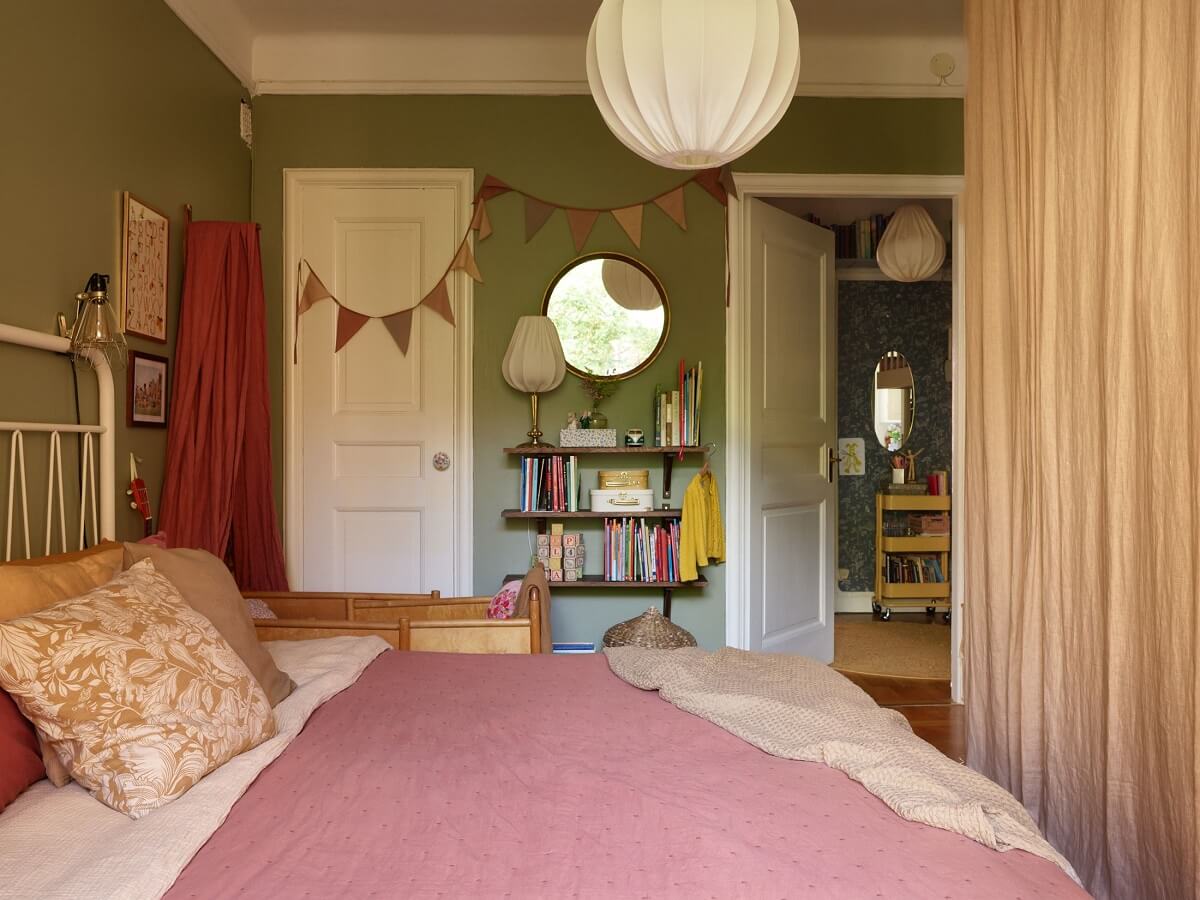 A Cozy 1920s Apartment with Original Details and Wallpaper 25 green vintage scandinavian bedroom