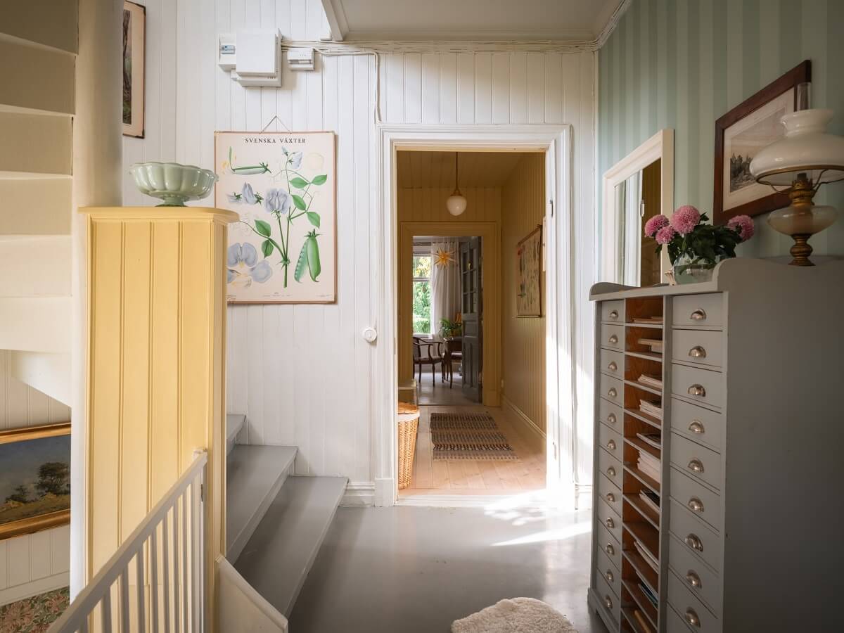 Charming Vintage Country Style in a Family Apartment in Sweden 17 hallway