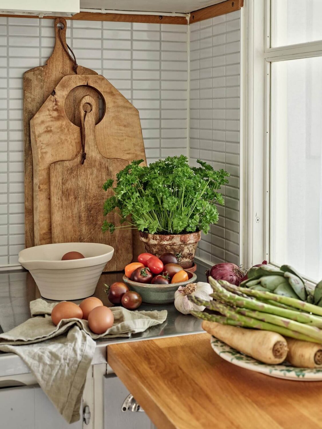 A Small Apartment with a Bright Open-Plan Kitchen & Bedroom 4 kitchen detail