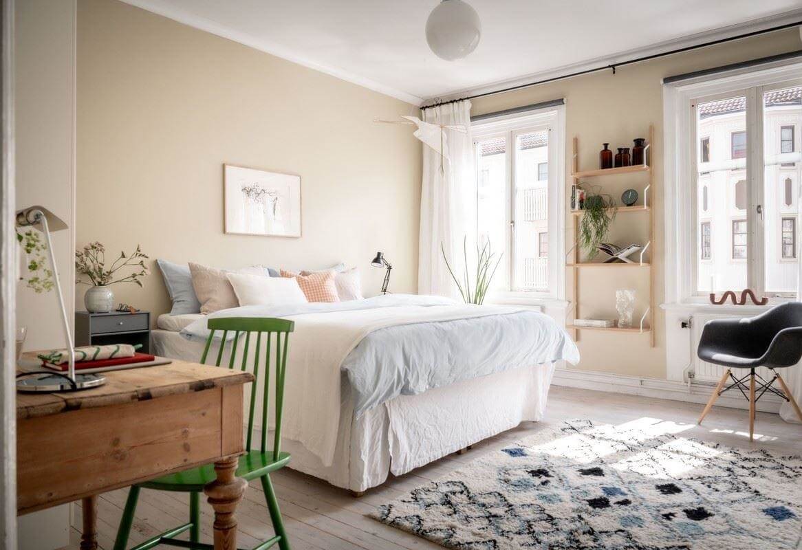 A Bright Swedish Apartment with Subtle Color Accents 15 light bedroom beige walls wooden desk nordroom
