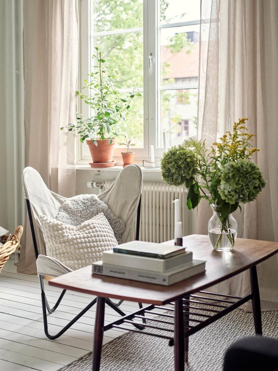 A Small Apartment with a Bright Open-Plan Kitchen & Bedroom 14 living room detail