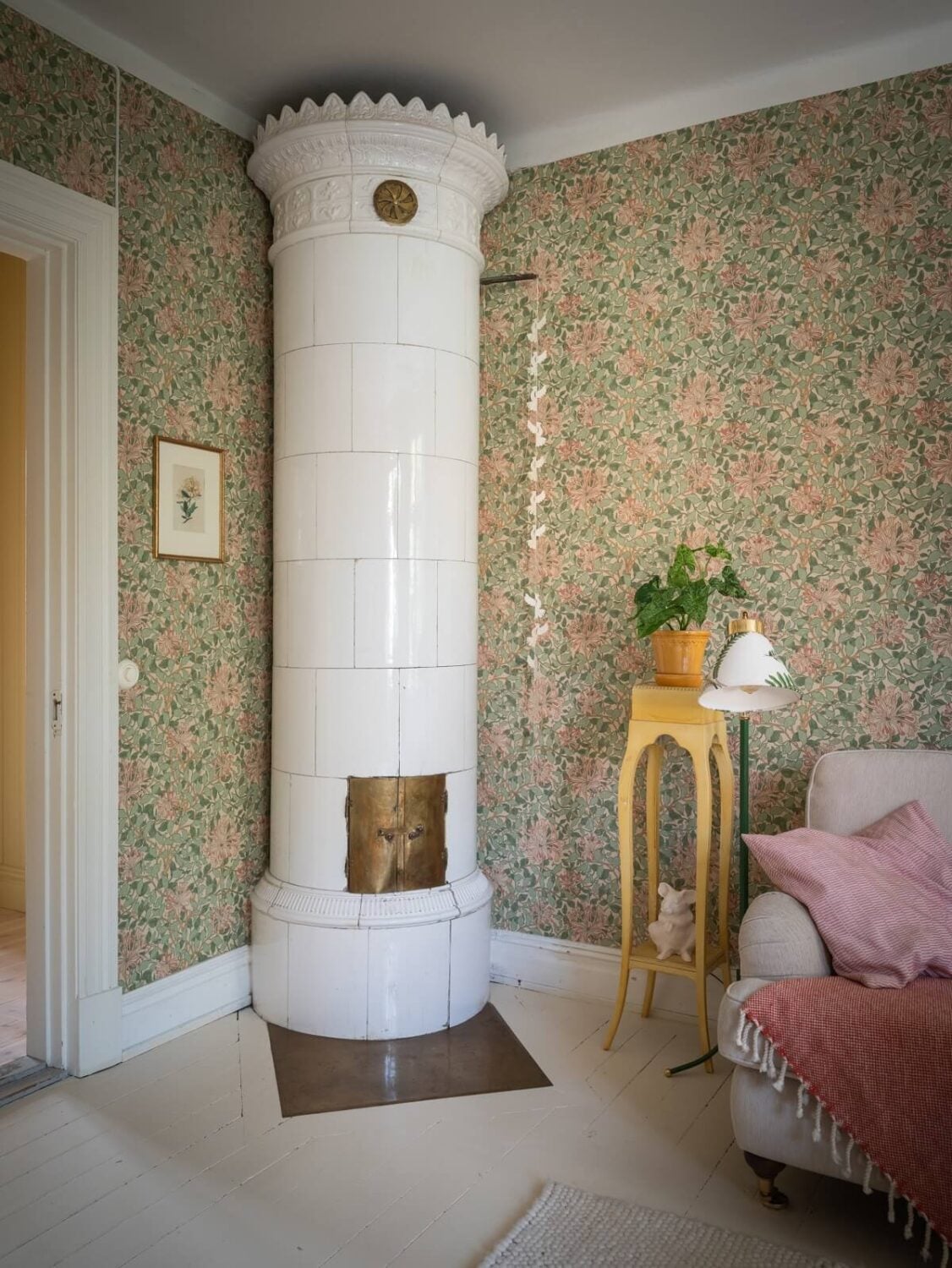 Charming Vintage Country Style in a Family Apartment in Sweden 5 living room with fireplace and wallpaper