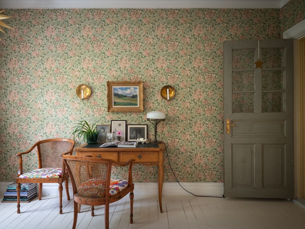 Charming Vintage Country Style in a Family Apartment in Sweden 4 living room with vintage desk and wallpaper nordroom