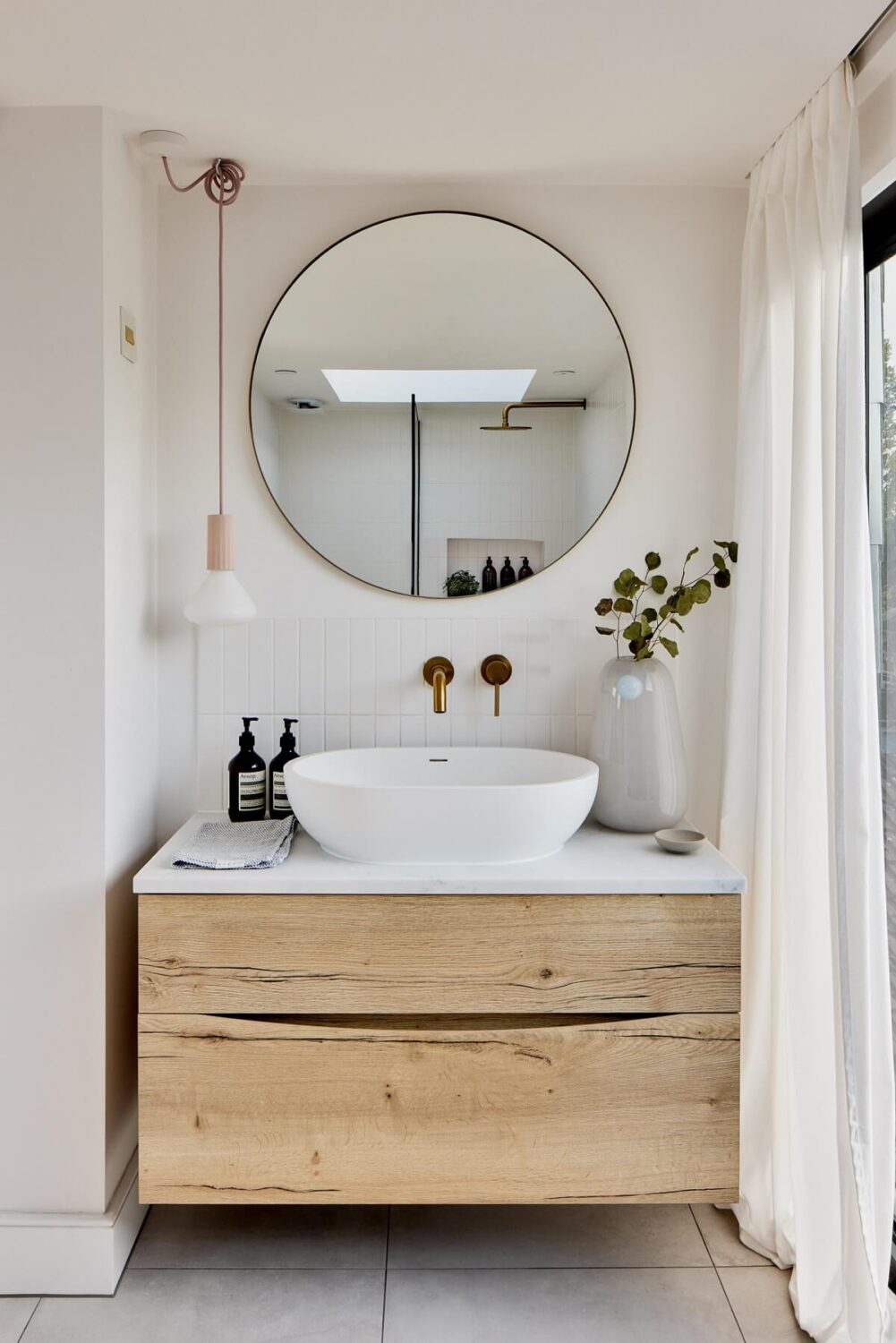 Light and Modern Spaces in an Award-Winning London House 19 modern bathroom with round mirror