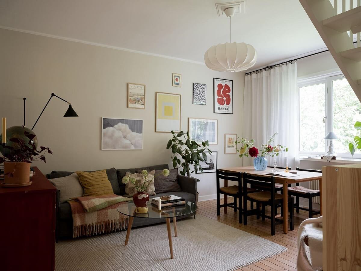 A Beautiful Renovated Maisonette Home with a Calm Color Palette 6 nordic living room with gallery wall