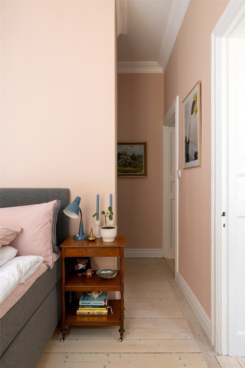 A Lovely Stockholm Apartment with a Black Kitchen and Pink Bedroom 22 pink bedroom with walk in closet