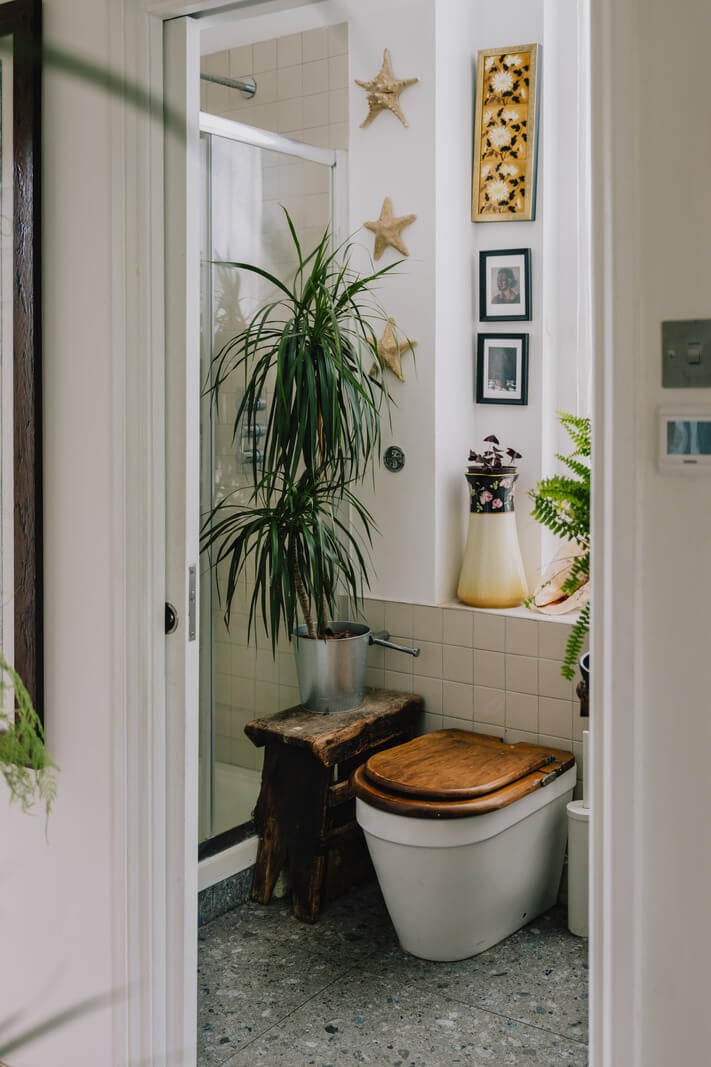 Plants, Art, and a Huge Bay Window in a London Apartment 10 small bathroom with plants nordroom