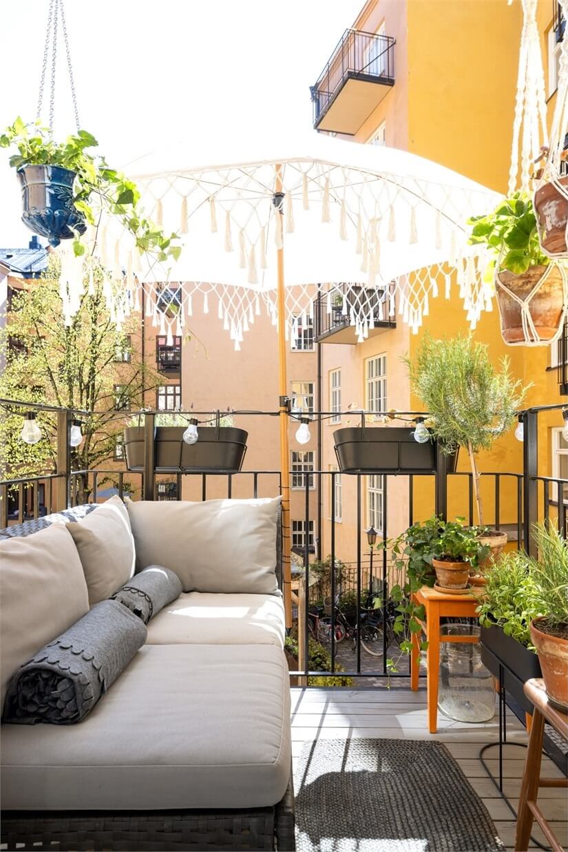A Lovely Stockholm Apartment with a Black Kitchen and Pink Bedroom 10 sunny courtyard balcony
