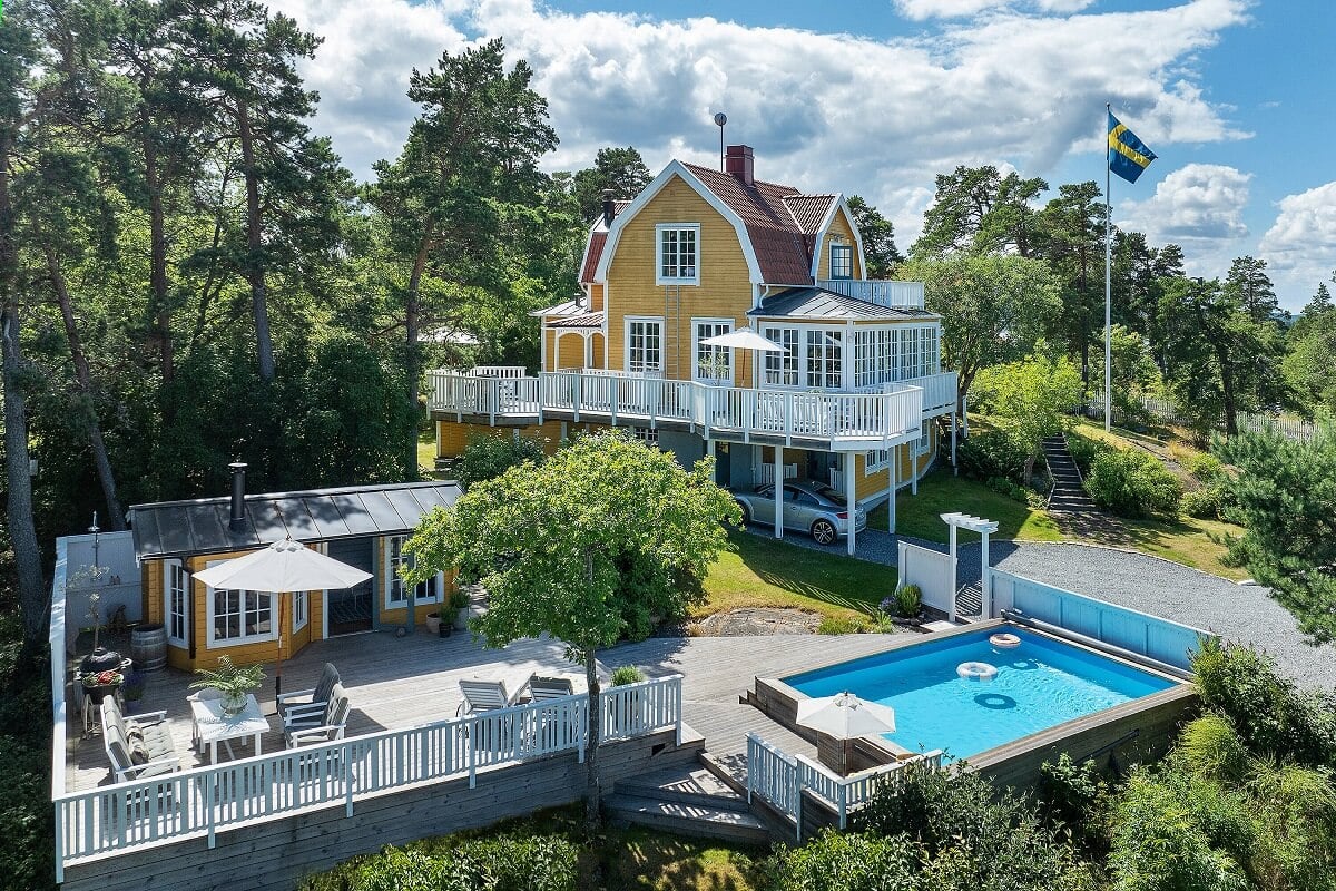 A Yellow Swedish Villa with Views of the Sea 1 swedish villa with swimming pool
