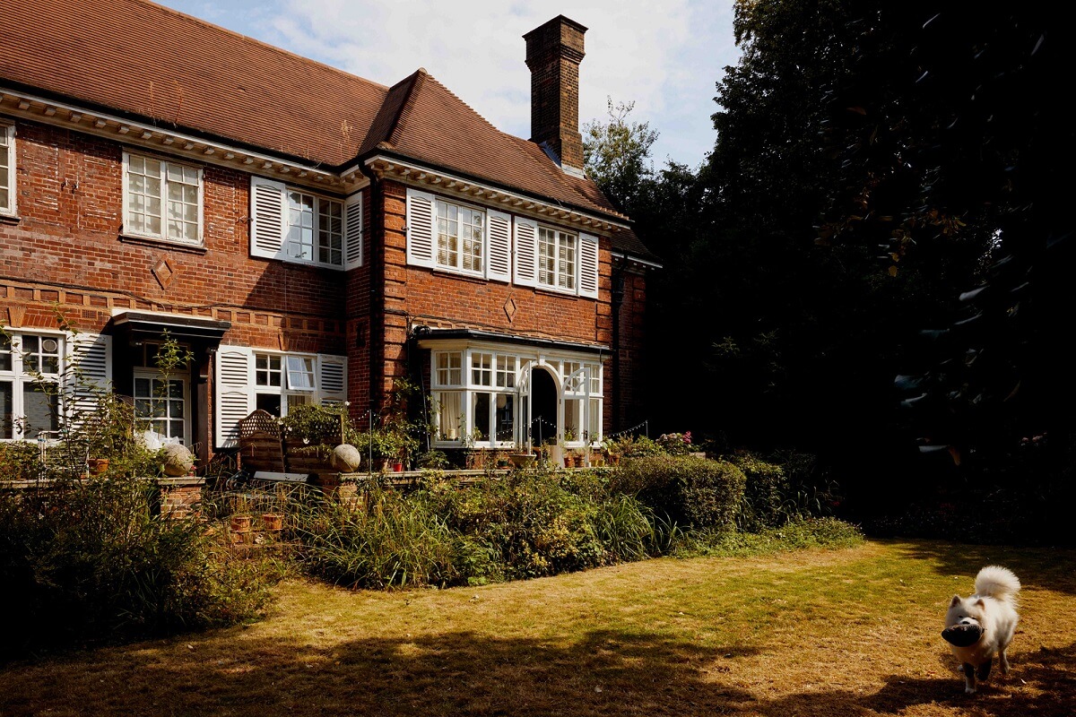 An Apartment with Rich Colors and Modern Design in a Victorian Mansion 18 victorian mansion house with garden An Apartment with Rich Colors and Modern Design in a Victorian Mansion