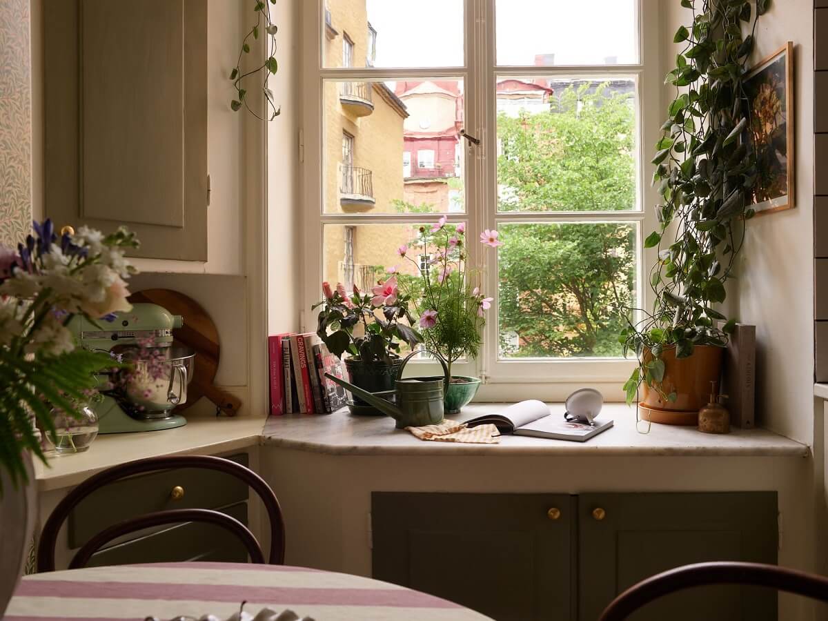 A Cozy 1920s Apartment with Original Details and Wallpaper 11 vintage kitchen with green cabinet doors nordroom