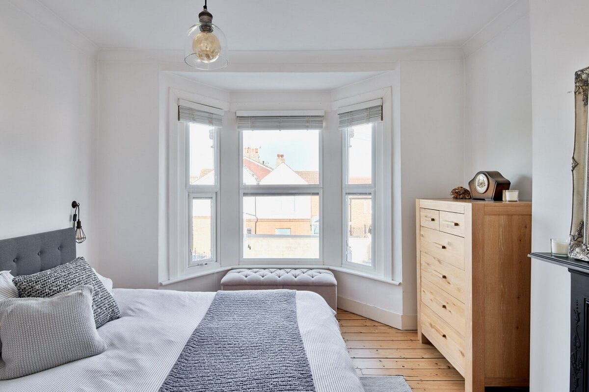 Light and Modern Spaces in an Award-Winning London House 16 white and gray bedroom with bay window