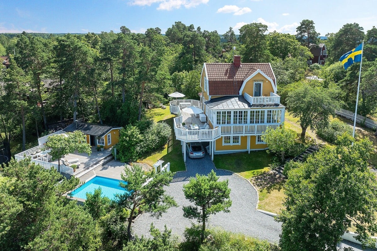 A Yellow Swedish Villa with Views of the Sea 27 yellow swedish villa with swimming pool