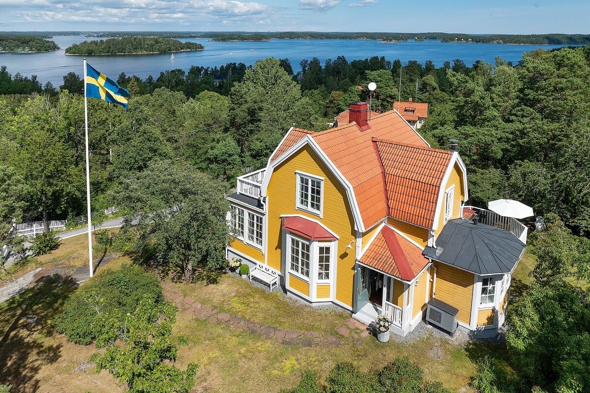 A Yellow Swedish Villa with Views of the Sea 28 yellow swedish villa A Yellow Swedish Villa with Views of the Sea