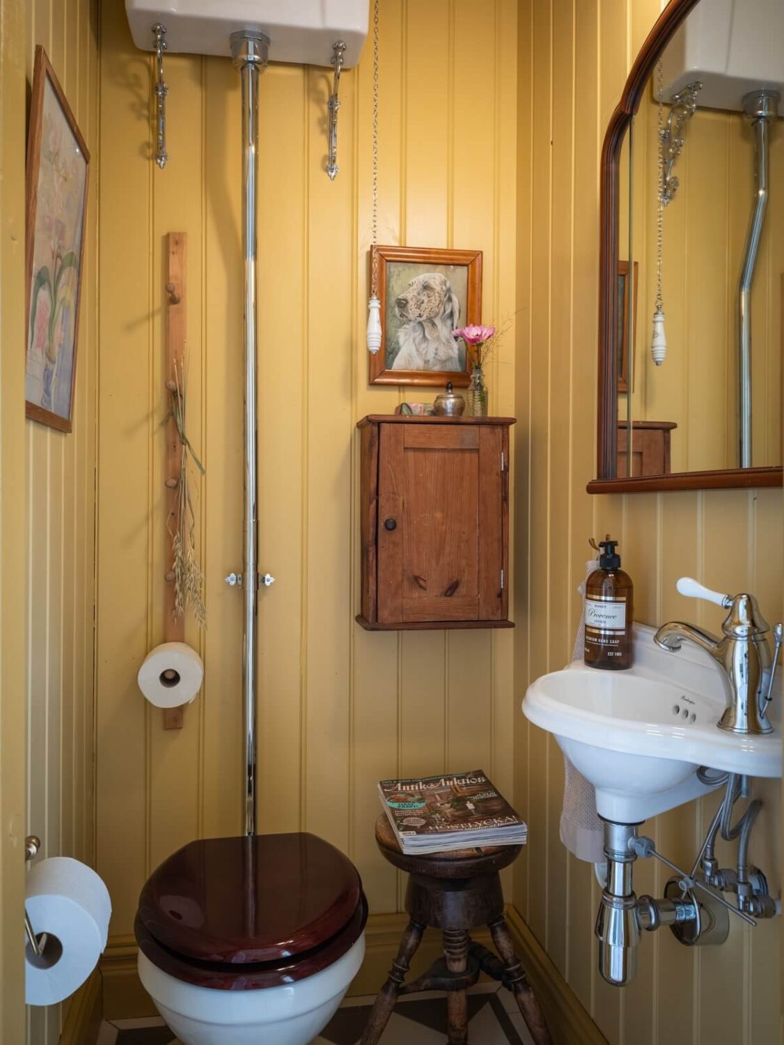 Charming Vintage Country Style in a Family Apartment in Sweden 18 yellow vintage toilet