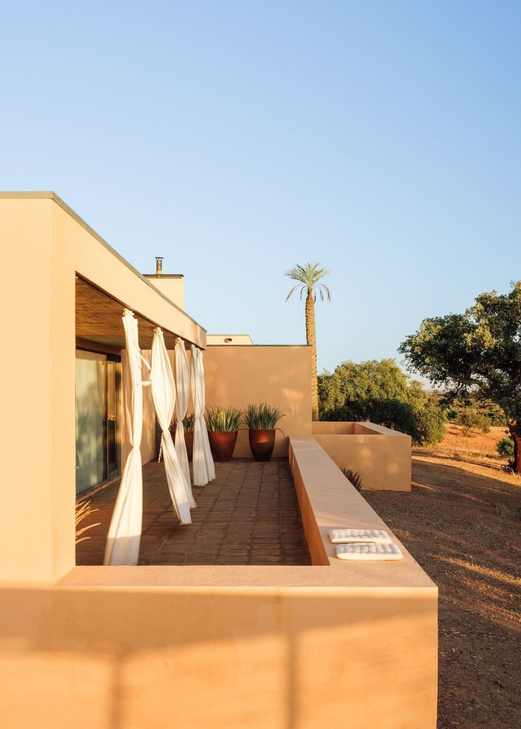 A Beautiful Artist Retreat Designed by Architect Bartolomeu Costa Cabral 21 FantasticFrankCasaEmTaipaLTA1064 A Beautiful Artist Retreat Designed by Architect Bartolomeu Costa Cabral