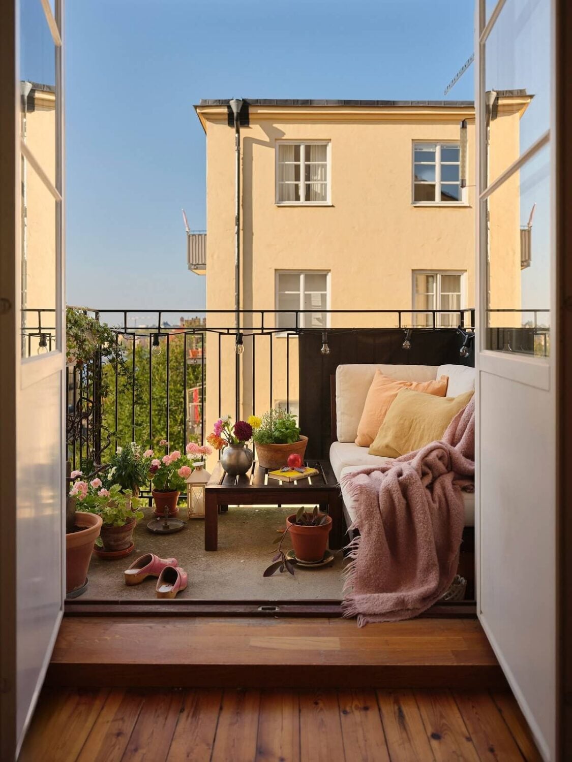 A Charming Small Two-Bedroom Apartment in Stockholm 9 balcony