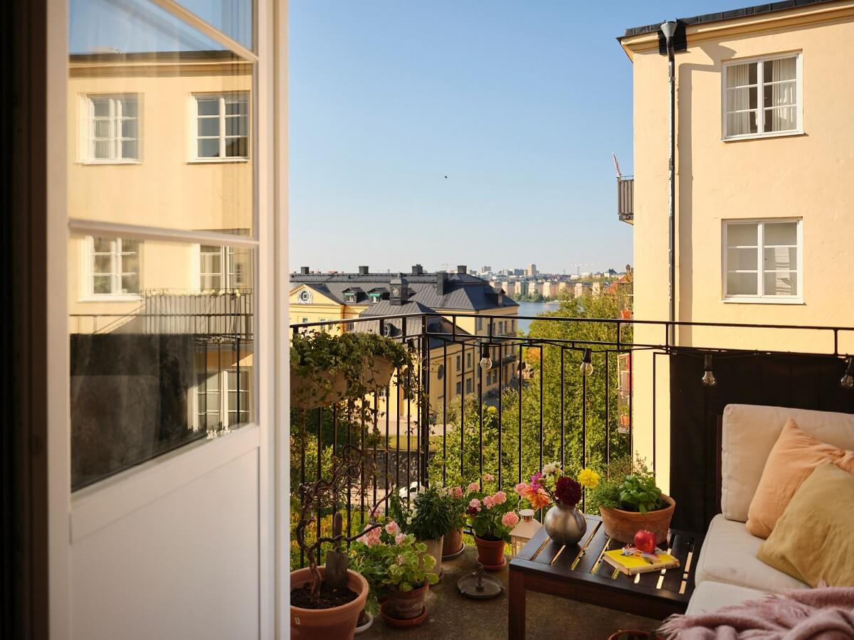 A Charming Small Two-Bedroom Apartment in Stockholm 10 balcony with a view A Charming Small Two-Bedroom Apartment in Stockholm