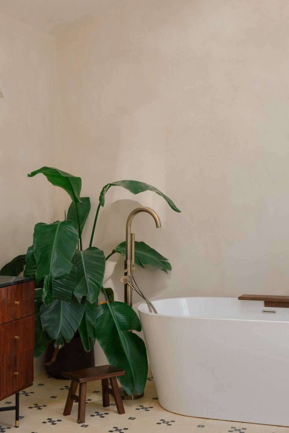 An English House with Carefully Restored Period Features 19 bathroom with tub and plants