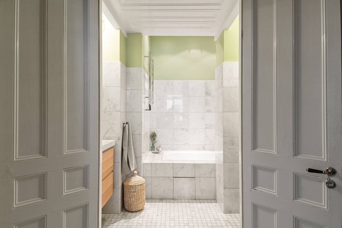 Bright, Spacious Rooms in a Classic Stockholm Apartment 16 bathroom