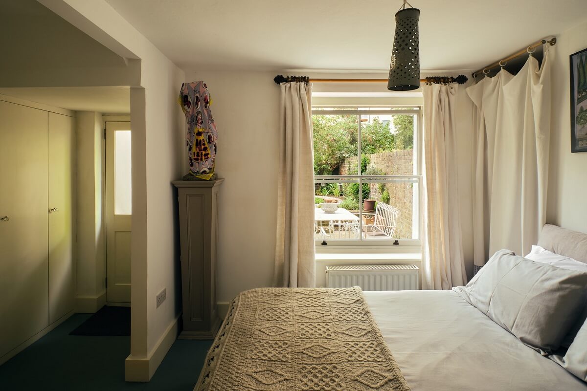 A One-Bedroom Maisonette with a Garden in London 10 bedroom garden view blue floor