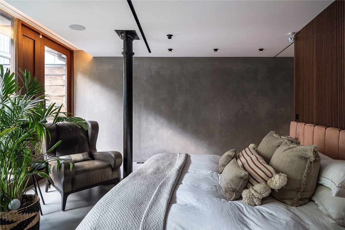 An Industrial, Loft-Style Duplex with Japanese Landscaped Roof Terraces 16 bedroom gray wall and plants