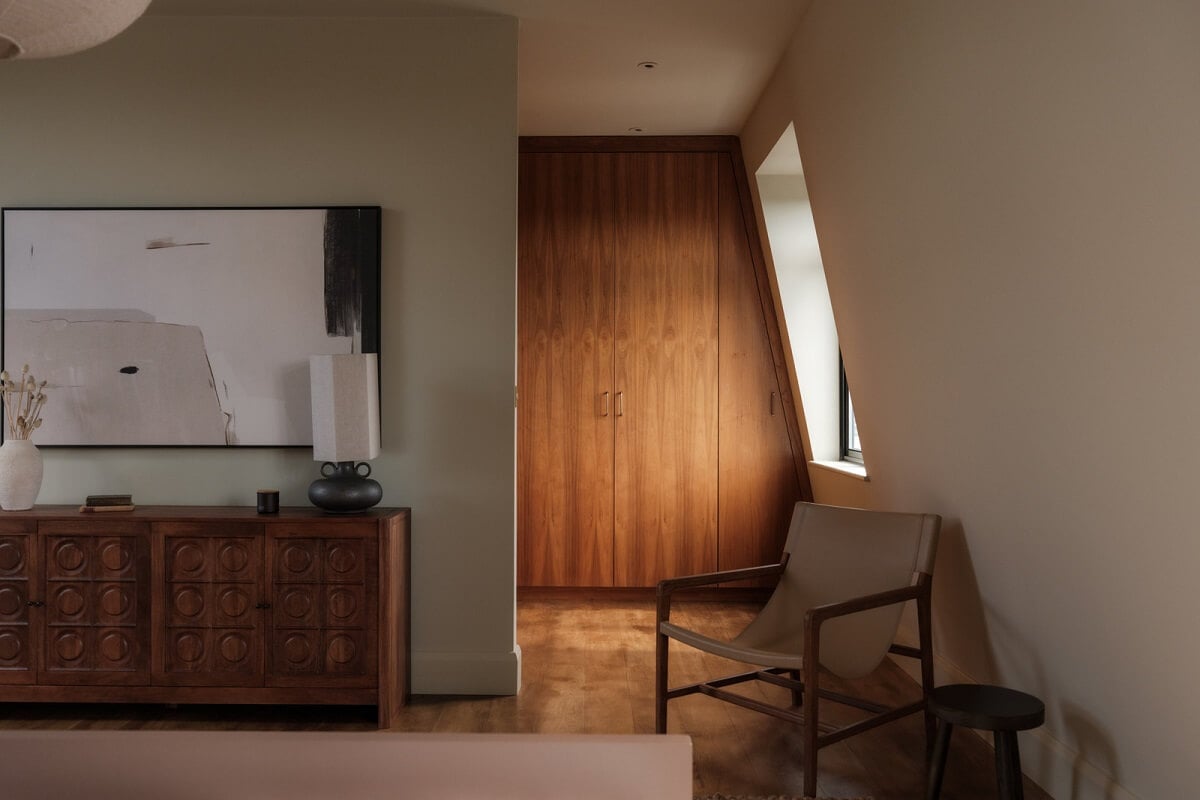 A Calm Color Palette and Warm Materials in a London Home 24 bedroom walk in closet