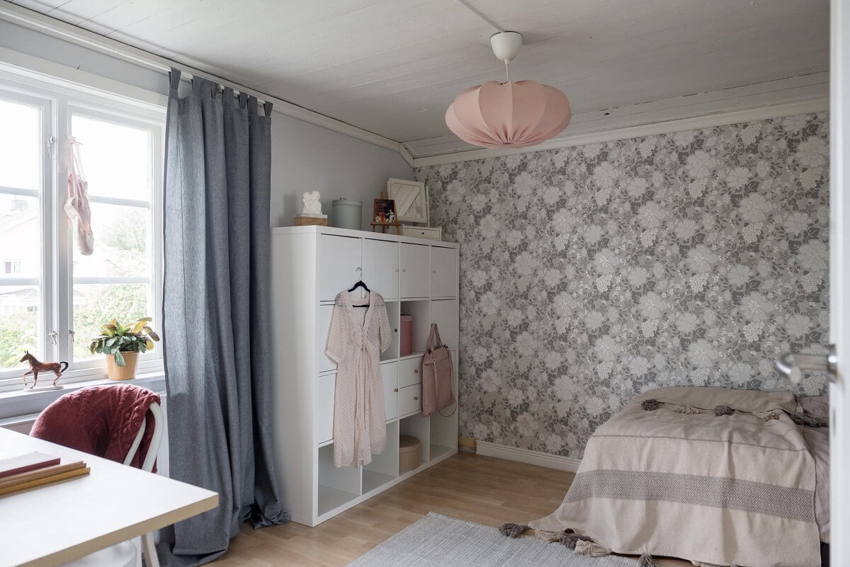 A Charming Country House with a Pink Dining Room and Wallpapers 23 bedroom wallpaper kallax cabinets desk