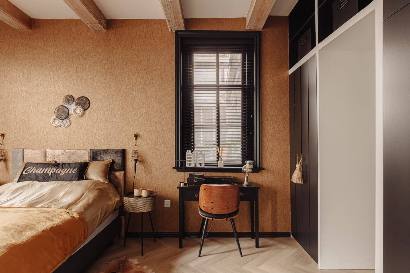 A Charming Apartment in a Historic Canal House 10 bedroom with wallpaper and desk
