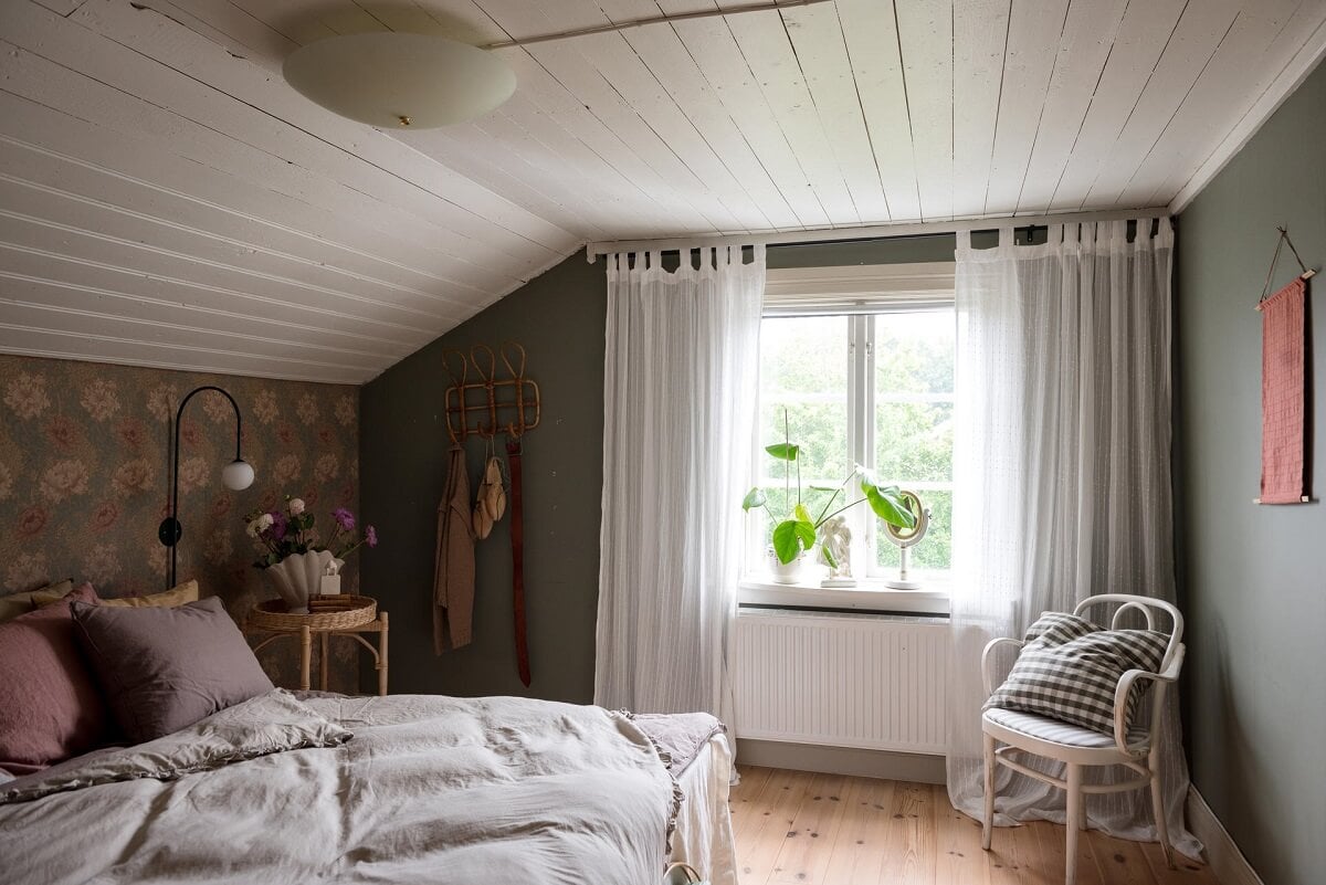 A Charming Country House with a Pink Dining Room and Wallpapers 21 bedroom wooden ceiling william morris wallpaper