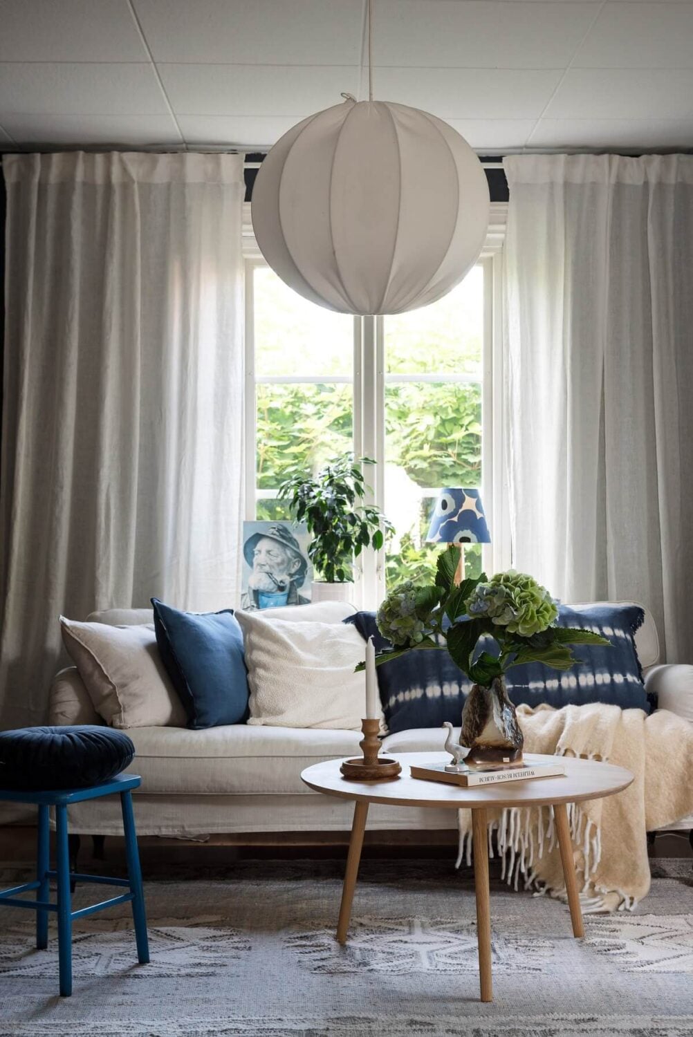 A Charming Country House with a Pink Dining Room and Wallpapers 16 blue and white living room