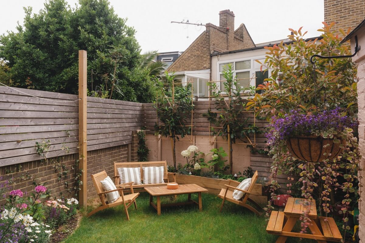 A Charming Victorian House with a Lovely Kitchen 22 cozy city garden seating
