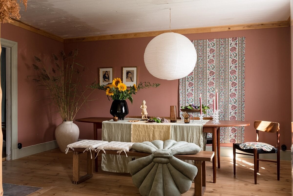 A Charming Country House with a Pink Dining Room and Wallpapers 11 cozy pink dining room