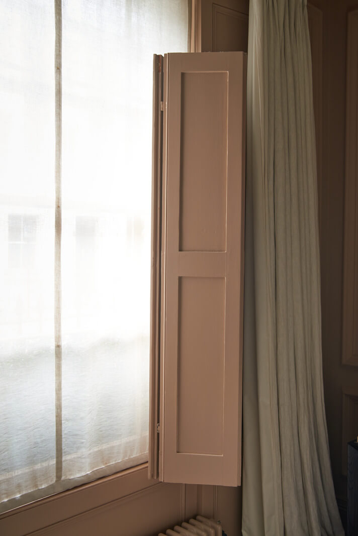 A Luxurious Two-Bedroom Maisonette in Primrose Hill 17 dusty pink window shutters