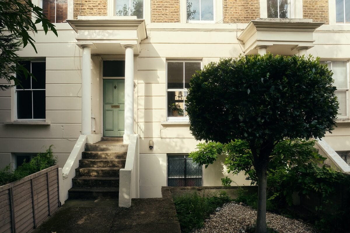 A One-Bedroom Maisonette with a Garden in London 20 facade-london-apartment