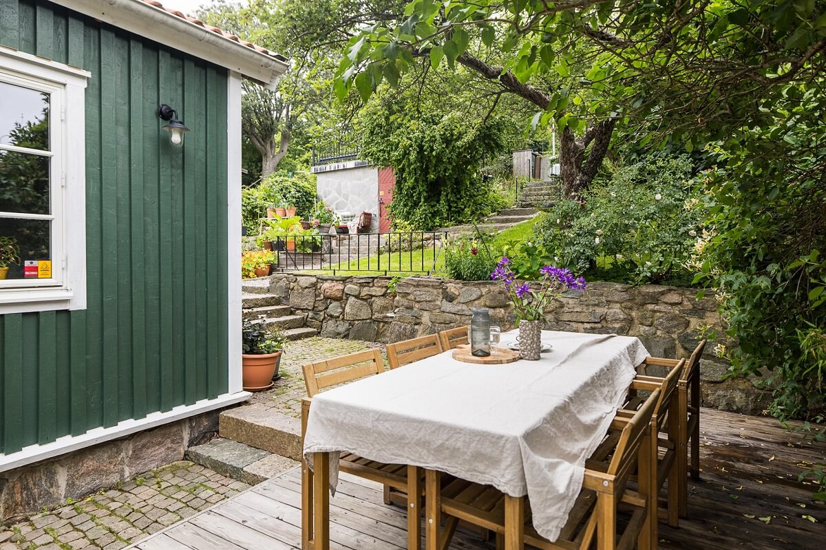 A Lovely Early 20th Century House with Wallpapers 20 garden dining space