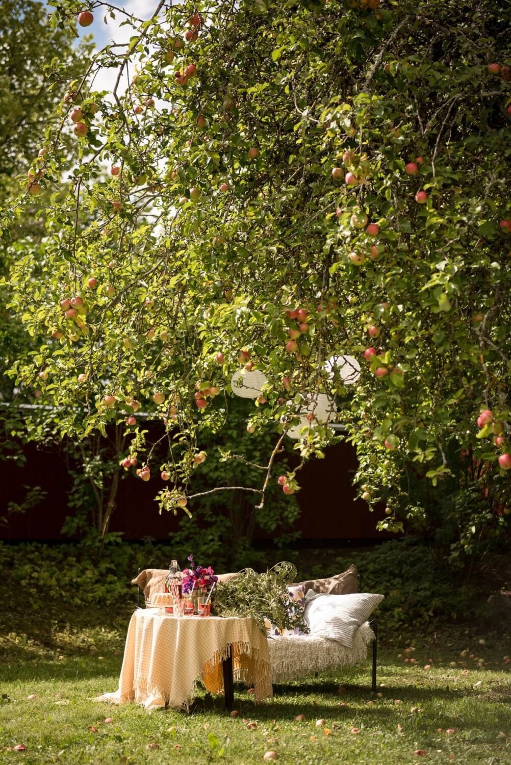 A Charming Country House with a Pink Dining Room and Wallpapers 29 garden seating A Charming Country House with a Pink Dining Room and Wallpapers