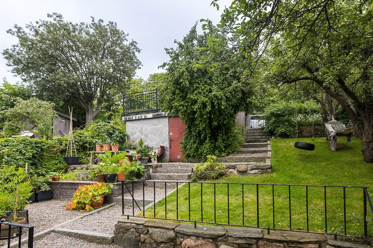 A Lovely Early 20th Century House with Wallpapers 21 garden swedish house