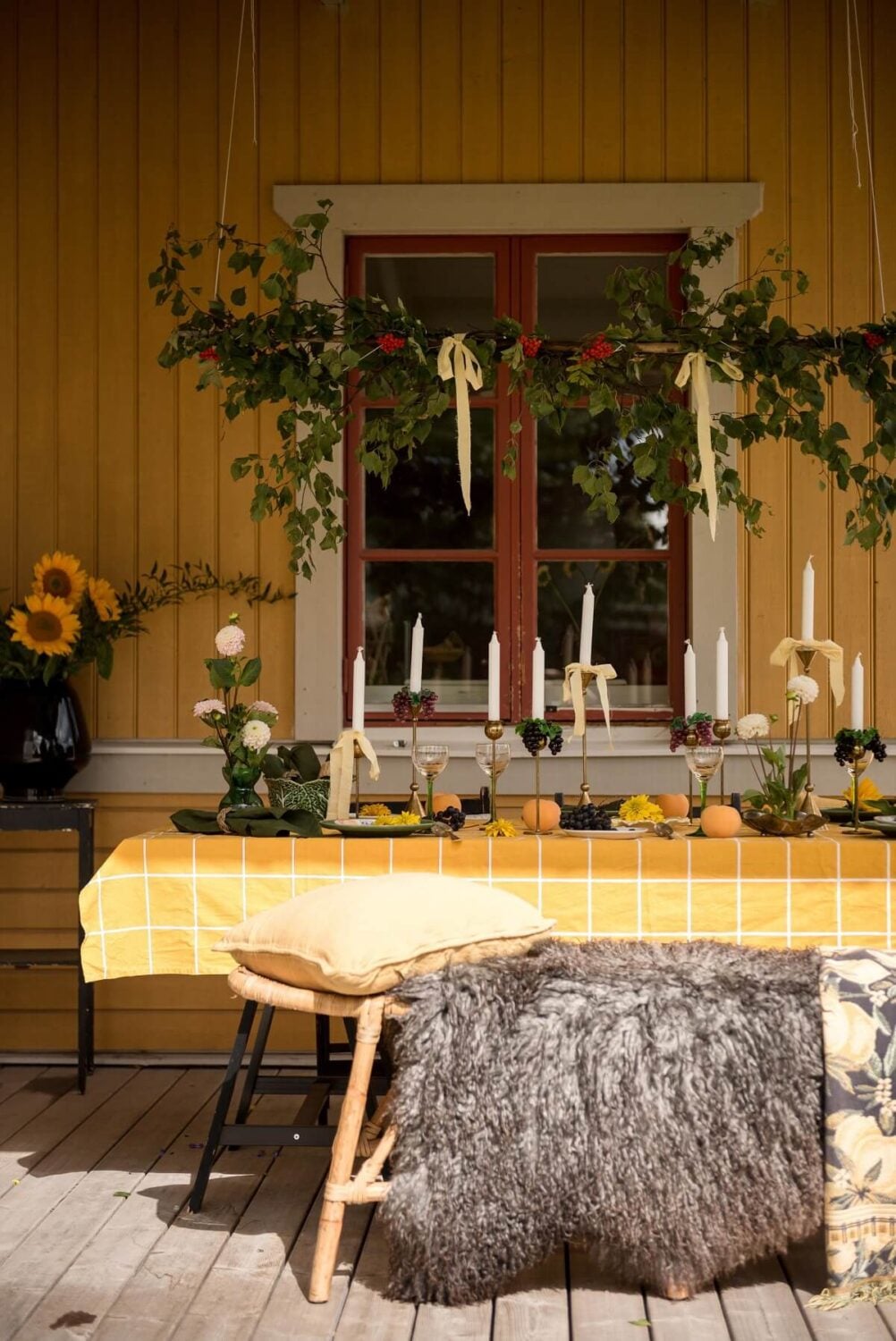 A Charming Country House with a Pink Dining Room and Wallpapers 27 garden veranda dining table