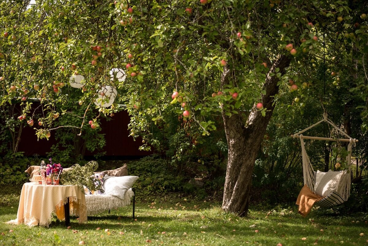 A Charming Country House with a Pink Dining Room and Wallpapers 28 garden with seating and hanging chair