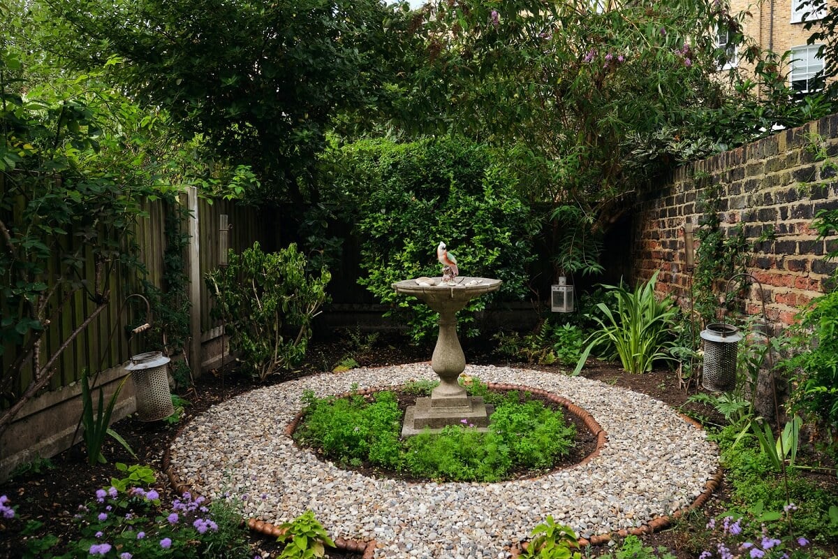 A One-Bedroom Maisonette with a Garden in London 17 garden