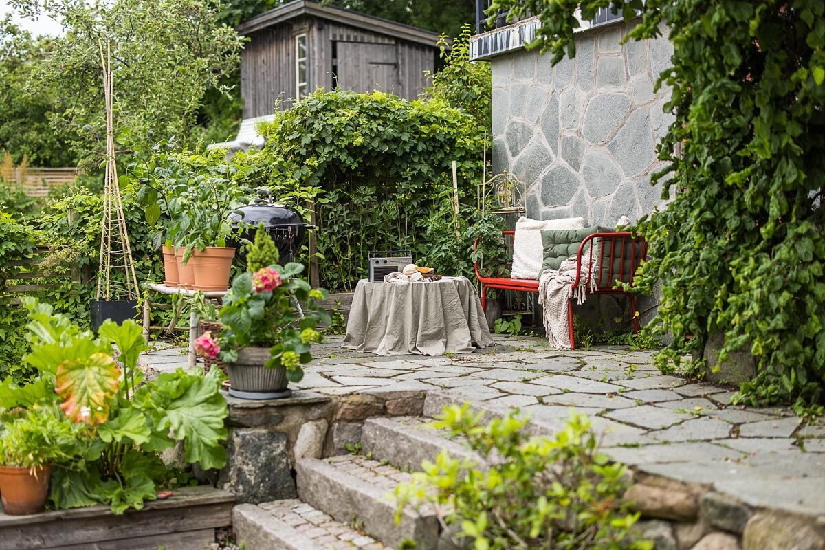 A Lovely Early 20th Century House with Wallpapers 23 green terraced garden A Lovely Early 20th Century House with Wallpapers