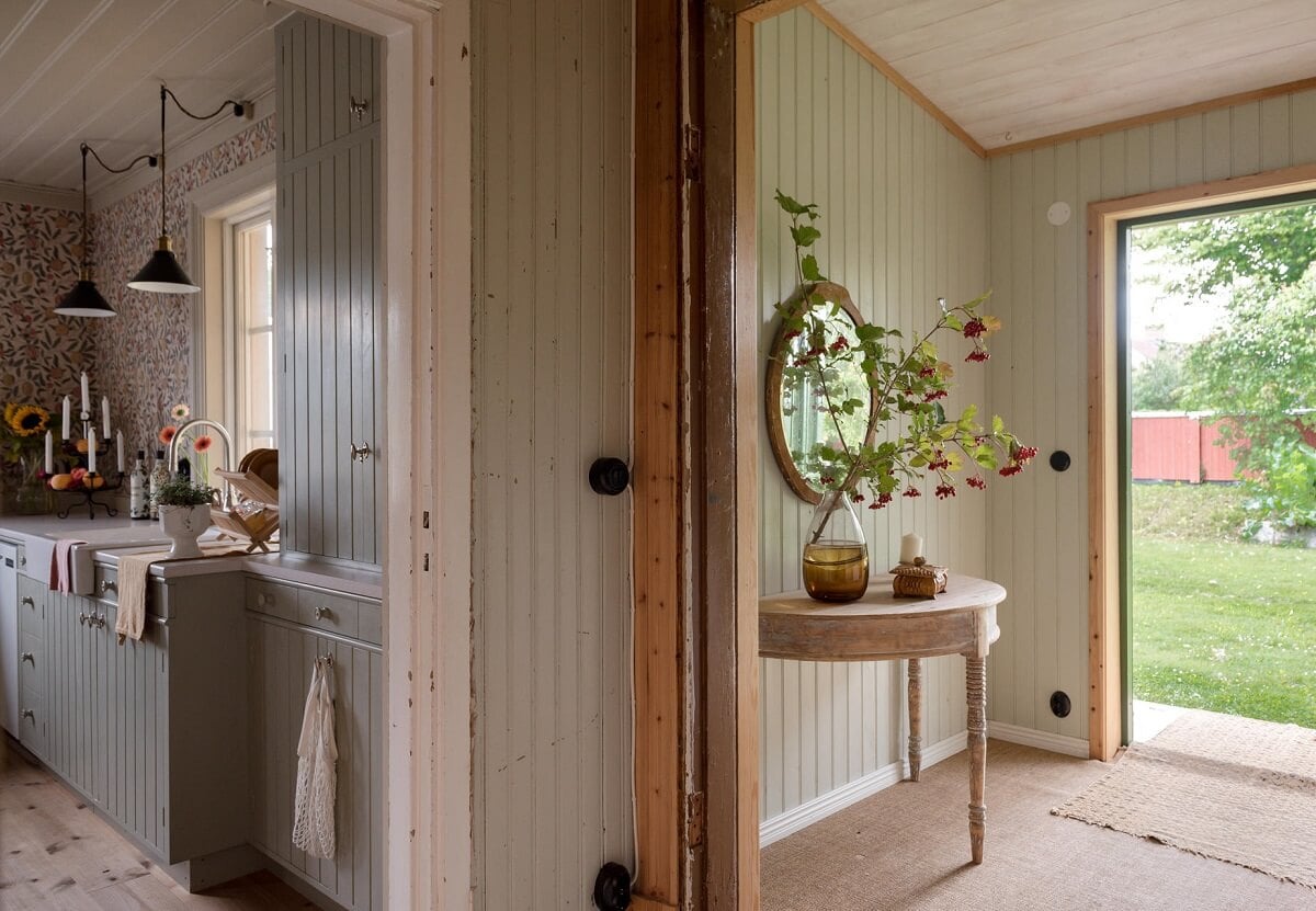 A Charming Country House with a Pink Dining Room and Wallpapers 18 hallway