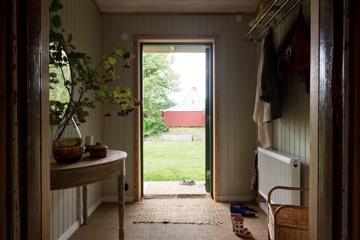 A Charming Country House with a Pink Dining Room and Wallpapers 19 hallway-with-half-round-table
