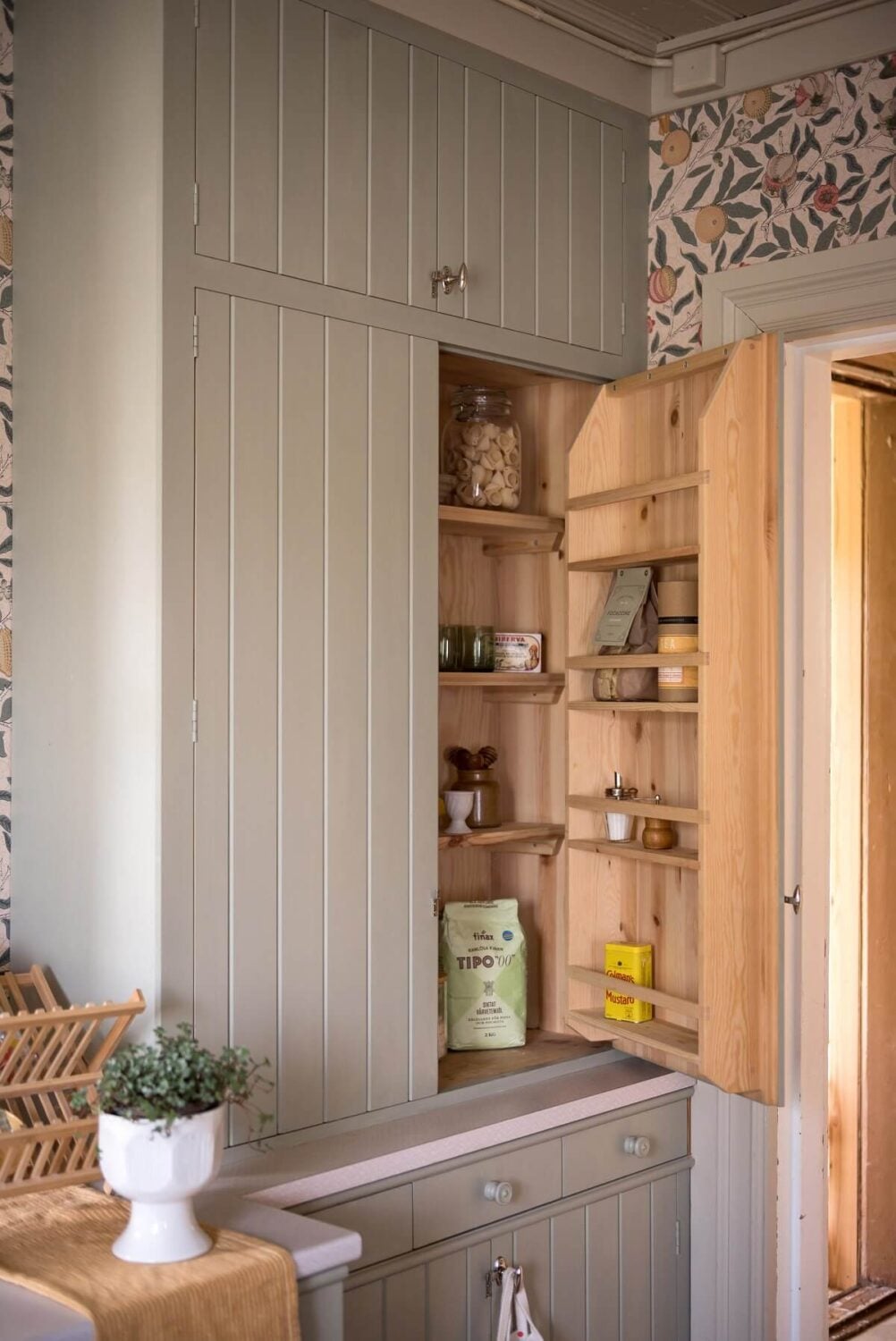 A Charming Country House with a Pink Dining Room and Wallpapers 4 kitchen detail