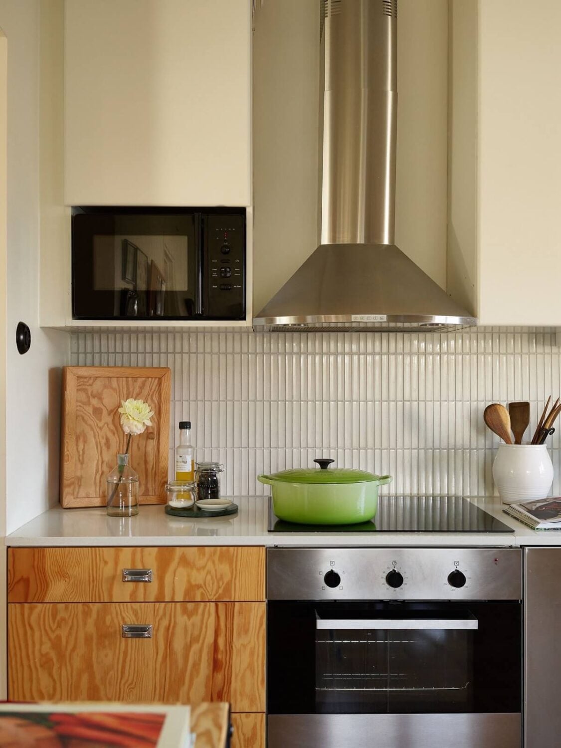 A Midcentury Swedish Apartment with Bold Colors 11 kitchen detail